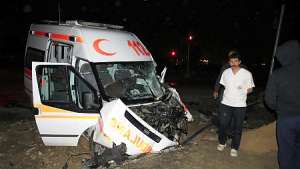 Ambulansa TIR Çarptı: 3 Yaralı